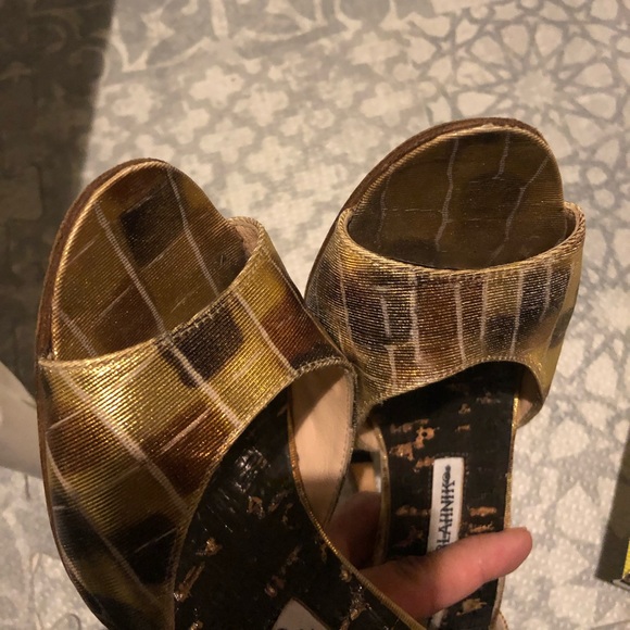 [Manolo Blahnik] Gold Heels - Picture 8 of 8